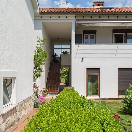 Exquisites Mit Eigener Galerie, Babybett, Waschmaschine Und Nur 700 Meter Zum * Пореч