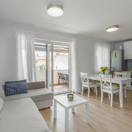 Exquisites Mit Eigener Galerie, Babybett, Waschmaschine Und Nur 700 Meter Zum Апартаменти