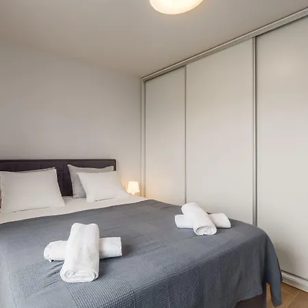 Apartman Exquisites Mit Eigener Galerie, Babybett, Waschmaschine Und Nur 700 Meter Zum Poreč