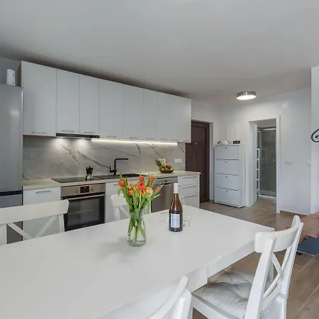 Exquisites Mit Eigener Galerie, Babybett, Waschmaschine Und Nur 700 Meter Zum Appartamento *