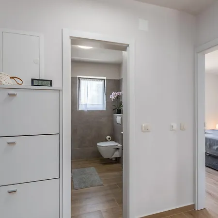 Exquisites Mit Eigener Galerie, Babybett, Waschmaschine Und Nur 700 Meter Zum Apartman *