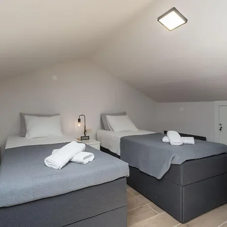Exquisites Mit Eigener Galerie, Babybett, Waschmaschine Und Nur 700 Meter Zum * Porec