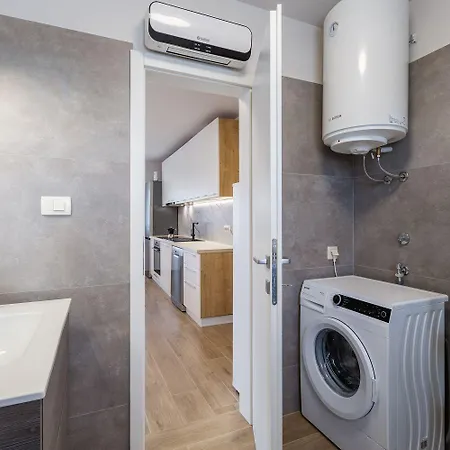 Exquisites Mit Eigener Galerie, Babybett, Waschmaschine Und Nur 700 Meter Zum Apartman Poreč