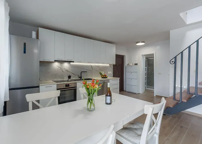 Exquisites Mit Eigener Galerie, Babybett, Waschmaschine Und Nur 700 Meter Zum Lejlighed *