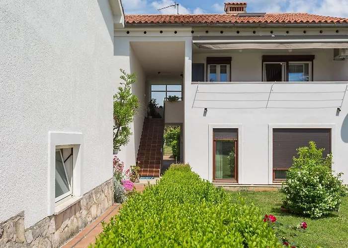 Exquisites Mit Eigener Galerie, Babybett, Waschmaschine Und Nur 700 Meter Zum * Poreč