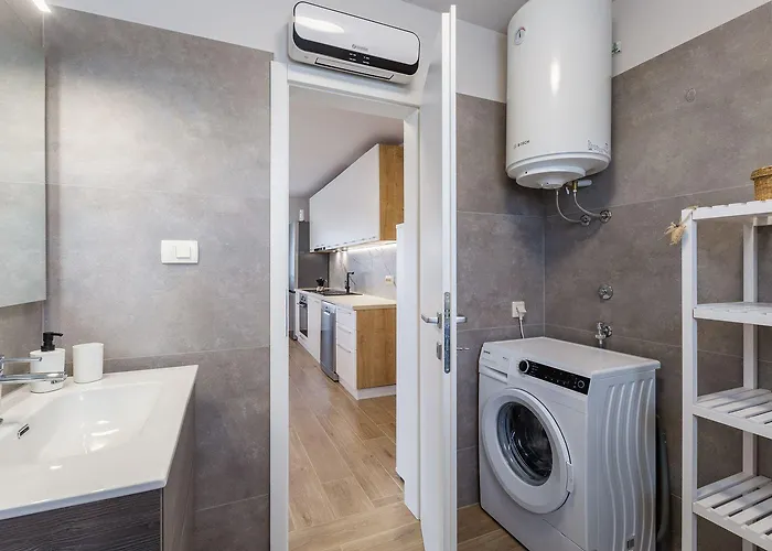 Exquisites Mit Eigener Galerie, Babybett, Waschmaschine Und Nur 700 Meter Zum Daire Poreč