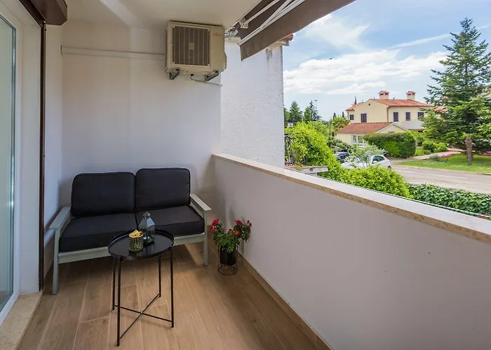 Exquisites Mit Eigener Galerie, Babybett, Waschmaschine Und Nur 700 Meter Zum 포레치