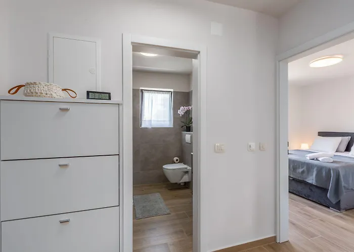 Exquisites Mit Eigener Galerie, Babybett, Waschmaschine Und Nur 700 Meter Zum 아파트 *
