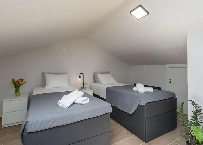 Exquisites Mit Eigener Galerie, Babybett, Waschmaschine Und Nur 700 Meter Zum * 포레치