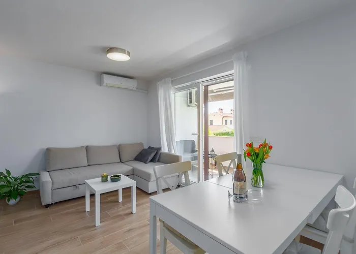 Exquisites Mit Eigener Galerie, Babybett, Waschmaschine Und Nur 700 Meter Zum * 포레치